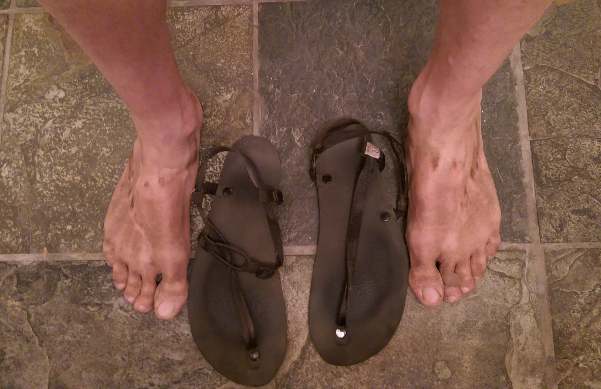 Füsse und Unshoes-Sandalen nach 5-stündiger Wanderung im Lory State Park, Colorado